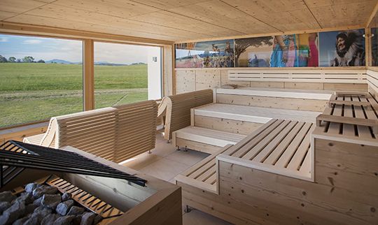 Sauna vor großer Glasfassade mit Ausblick