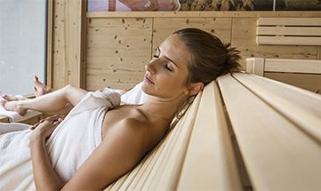 Frau erholt sich bei einem Saunagang