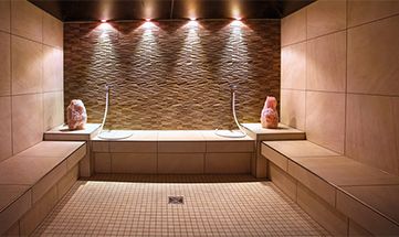 Stimmungsvoll beleuchtetes Dampfbad