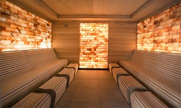 Der hell beleuchtete Himalaja Salzstollen