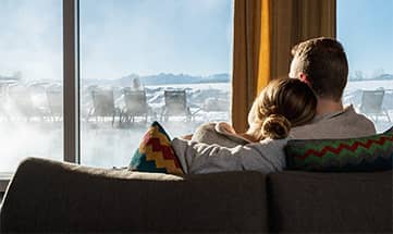 Paar lehnt sich in Ruheraum zurück