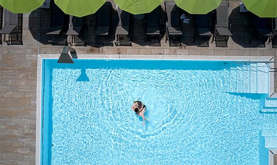 Großer Außenpool von oben fotografiert