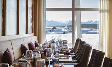 Gedeckter Tisch im Restaurant vor Winterlandschaft