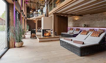 Zahlreiche Liegen in einem Ruheraum