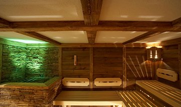 Grün beleuchtete Sauna
