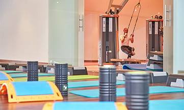 Matten und Sportgeräte im Fitnessraum