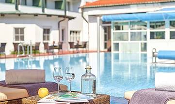 Blick auf den Pool im Garten an einem sonnigen Tag