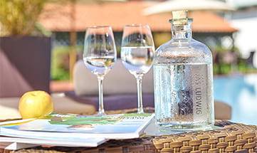 Nahaufnahme von Getränken im Garten vor Pool