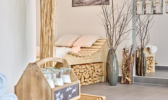 Bett aus Holz im Saunabereich