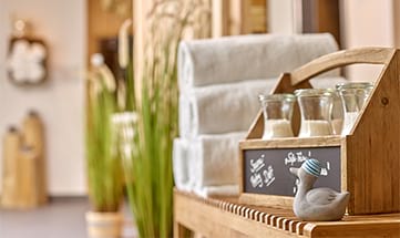 Nahaufnahme von Saunautensilien wie Handtüchern