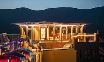 Beleuchtete Dachsaune am Abend