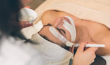 Frau erhält eine Beauty Anwendung im Gesicht