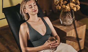 Frau erholt sich auf einer Liege