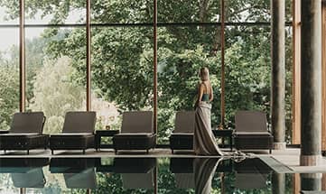 Frau spaziert neben dem Innenpool