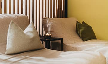 Weiße Liegen im Ruheraum Bayerischer Wald