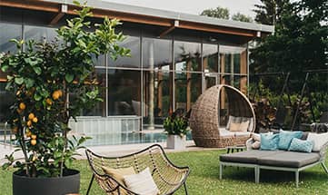 Verschiedene Sitz- und Liegegelegenheiten im Garten