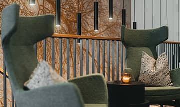 Graue Sessel im Wald Spa