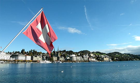 Die Schweizer Flagge weht am Wasser