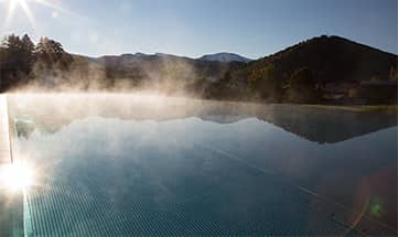 Frauen im Außenpool mit Blick auf die Berge