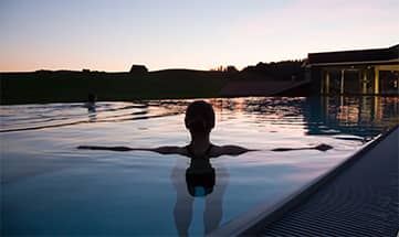 Frau schwimmt im See