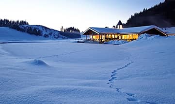 Das beleuchtete Haus am See im Winter