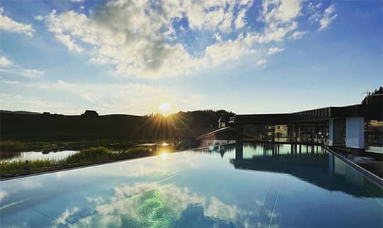 Das Sportbecken bei Sonnenuntergang