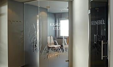 Große Glastüren am Eingang zur Sauna