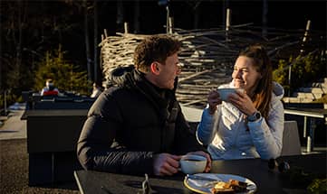 Paar genießt gemeinsam Kaffee