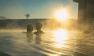 Paar schwimmt gemeinsam bei Sonnenuntergang