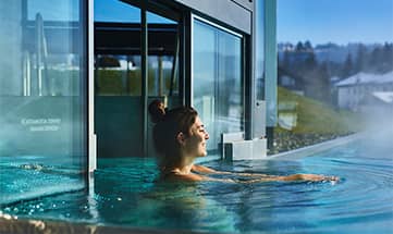 Frau schwimmt durch den Pool nach draußen