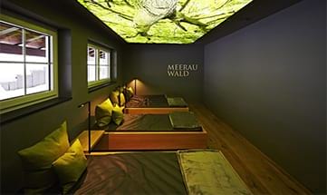 Ruheraum mit grünen Betten und grüner Beleuchtung