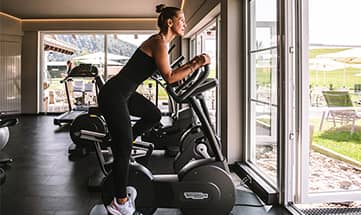 Frau trainiert auf Sportfahrrad