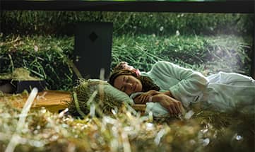 Frau schläft im Wellnessbereich