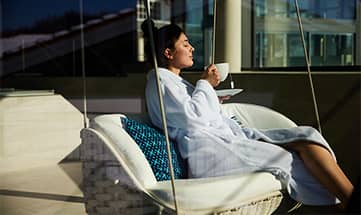 Frau genießt Tee im Ruheraum