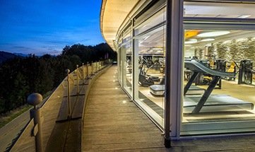 Fitnesswelt mit vielen modernen Geräten
