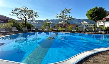 Großer Pool mit blauem Himmel