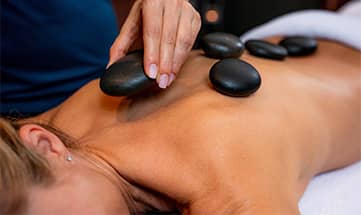 Frau bekommt Hot Stones Massage