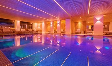 Beleuchtetes Innenbecken im Wellnesshotel Allgäu Sonne