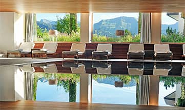 Großer Innenpool mit Glasdach