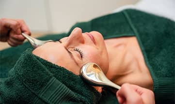 Frau genießt eine Kosmetikanwendung