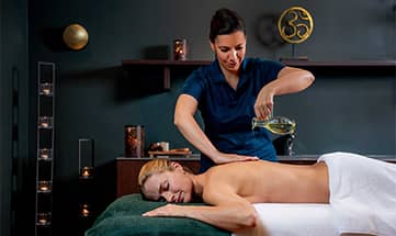 Frau erhält Massage mit Öl