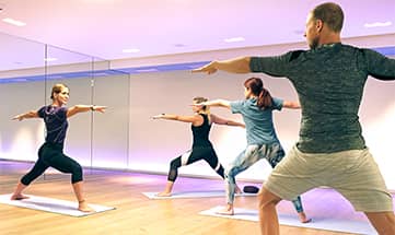 Menschen machen den Ausfallschritt beim Yoga