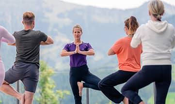 Menschen machen den Ausfallschritt beim Yoga
