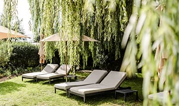 Liegen im grünen Garten