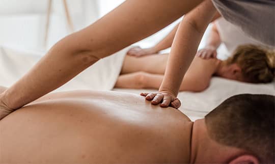 Paar wird parallel massiert