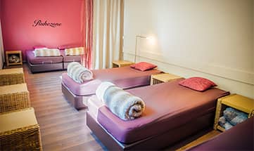 Bunter Ruheraum mit Liegen