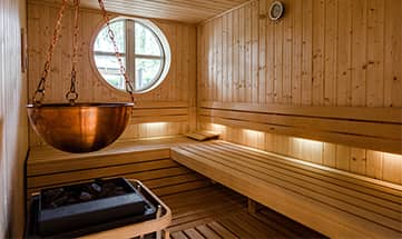 Rundes Fenster in der Sauna