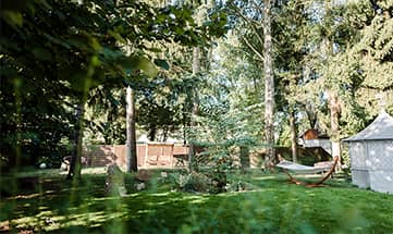 Outdoor Wellnessbereich des Hotels mit Hängematte