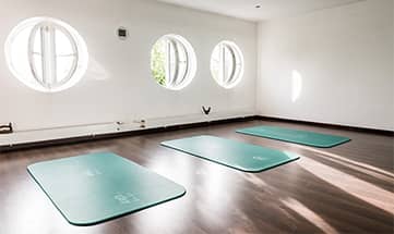 Kursraum mit Matten für Meditation