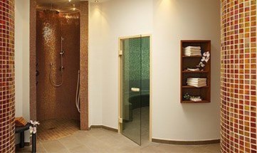 Eingang zur Dusche sowie Dampfbad